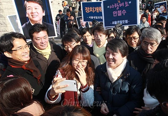  안철수 전 무소속 대선 예비후보가 11일 오전 서울 성북구 고려대학교 번개 모임에서 문재인 민주통합당 대선후보 지원과 투표참여를 독려한 뒤 학생들과 기념촬영을 하고 있다.