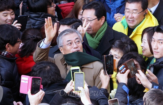  문재인 민주통합당 대선후보가 11일 오전 경기도 고양시 동구 라페스타 미관광장을 찾아 환호하는 경기도민들에게 손을 들어 인사하고 있다.