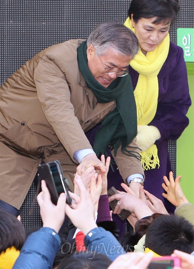  문재인 민주통합당 대선후보가 11일 오전 경기도 고양시 동구 라페스타 미관광장을 찾아 환호하는 경기도민들에게 손을 내밀어 인사하고 있다.