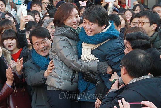  11일 오후 서울 서대문구 이화여대 앞에서 열린 안철수 전 무소속 대선 예비후보의 번개 모임에서 한 지지자가 안 후보에게 다가와 포옹하고 있다.