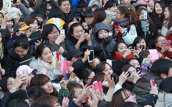 11일 오후 서울 서대문구 이화여대 앞에서 열린 안철수 전 무소속 대선 예비후보의 번개 모임에서 학생과 지지자들이 휴대폰을 꺼내 안 후보의 모습을 촬영하고 있다.