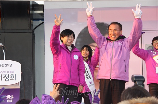 통합진보당 이정희 대선 후보가 김창근 대전시당위원장과 함께 11일 오후 대전역광장에서 선거유세를 펼치고 있다.