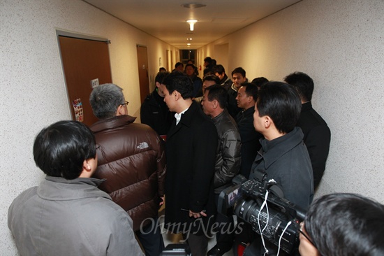 18대 대선을 불과 며칠 앞둔 2012년 12월 11일, '국정원 직원 인터넷 불법선거운동 의혹'을 받고 있는 서울 역삼동 한 오피스텔 앞 경찰·민주당 관계자들이 모여있다. 