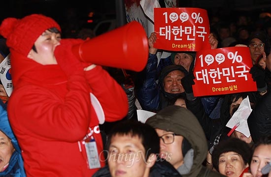 11일 오후 서울 영등포구 타임스퀘어 앞에서 열린 박근혜 새누리당 대선후보 합동유세에서 청년유세지원단 '빨간운동화' 단원과 지지자들이 박 후보의 연설을 경청하며 환호하고 있다.
