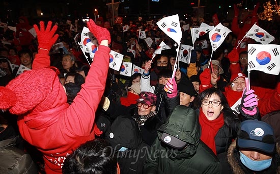 11일 오후 서울 영등포구 타임스퀘어 앞에서 열린 박근혜 새누리당 대선후보 합동유세에서 지지자들이 박 후보의 연설을 경청하며 태극기를 흔들고 있다.