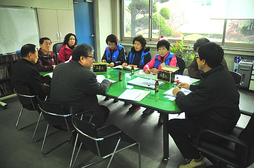 현장점검점 브리핑을 받고 있는 모습 환경개선평가전에 기업으로부터 브리핑을 받고 있다. 