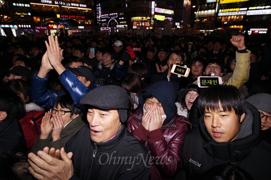  문재인 민주통합당 대선후보가 11일 저녁 경기도 안산시 중앙역 로데오거리 집중유세를 펼치자, 문 후보의 연설을 지켜 본 시민들이 박수치며 환호하고 있다.