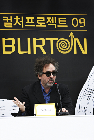  11일 서울시립미술관에서 열린 '팀 버튼 전' 기자회견에 참석한 팀 버튼 감독이 자신의 이름을 내건 대규모 전시회에 대해 설명하고 있다. 