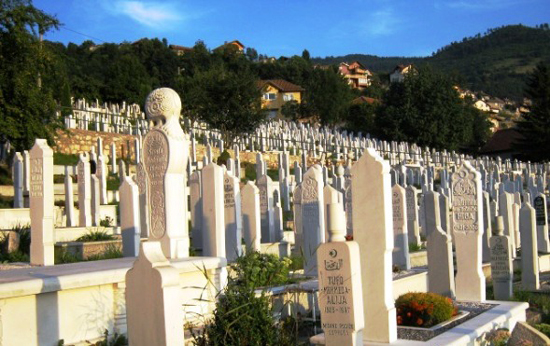 보스니아 헤르체고비나의 수도 사라예보. 같은 날 학살 당한 무슬림들이 묻힌 묘지가 도시를 빙 둘러싸고 있다. 흰색 비석의 도시. 내가 떠올리는 사라예보의 첫 이미지다. 