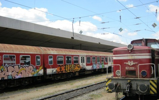 동유럽 기차는 저렴하고, 꽤 낭만적인 운송수단이다. 왼편 기차처럼 객차 바깥에 화려한 그림이 그려진 것도 특징 중 하나. 사진은 동유럽 여행의 출발지 불가리아의 수도 소피아 중앙역이다. 오른편 기차는 이스탄불에서 출발해 동유럽을 달리는 터키 기차.