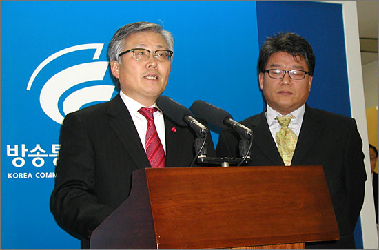 김충식 방통위 부위원장(왼쪽)과 양문석 상임위원이 12일 오후 방통위 기자실에서 대선 편파방송 중단을 촉구하는 기자회견을 열고 있다.