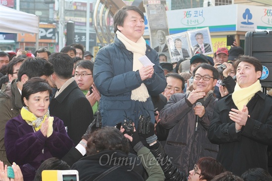  안철수 전 무소속 대선후보가 강금실 전 법무부장관과 함께 12일 오후 강원도 춘천시 온의동 풍물시장에서 시민들에게 투표 참여를 독려 하며 박수를 치고 있다.