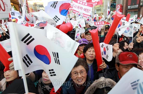 제18대 대통령 선거를 일주일 앞둔 12일 오후 대구 중구 동성로2가에서 열린 박근혜 새누리당 대선후보 유세에서 지지자들이 태극기를 흔들며 환호하고 있다.
