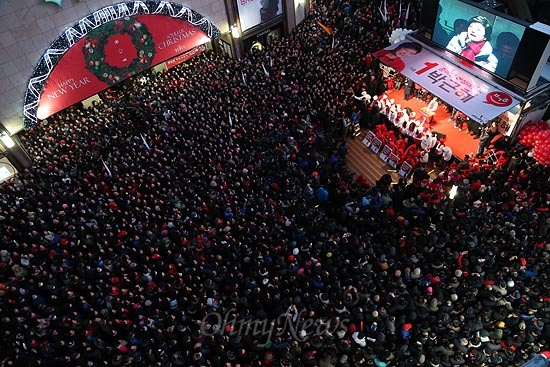  12일 오후 대구 동성로 대구백화점 앞에서 열린 박근혜 새누리당 대선후보 유세에 수많은 인파들이 몰려 박 후보의 연설을 지켜보고 있다.