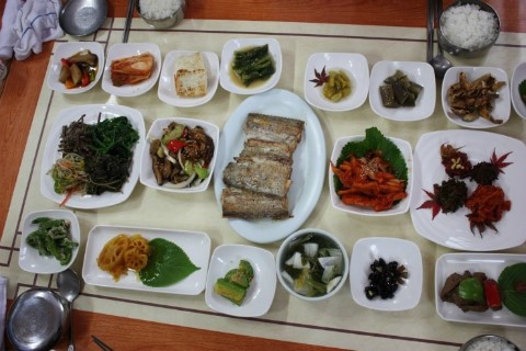 점심으로 송이국과 산채정식을 맛 좋은 점심을 했다