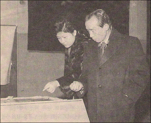 1975년 2월 유신헌법에 대한 찬반을 묻는 국민투표가 실시됐다. 당시 궁정동 투표소에서 아버지 박정희와 함께 참석한 박근혜 대선후보
