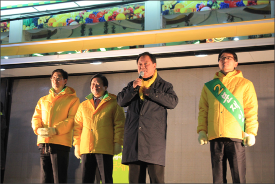 민주당 충남선대위원장인 류근찬 전 의원이 지지발언을 하고 있는 가운데 양승조, 박병석, 박완주 의원도 나서 지지를 호소했다.