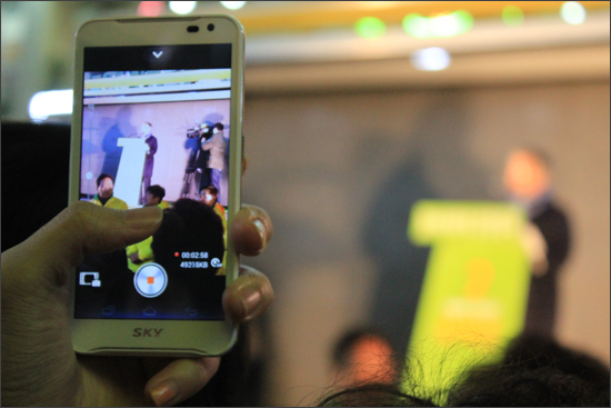 시민들은 각자의 손에 휴대폰을 꺼내들고 문 후보의 연설을 동영상으로 담았다.