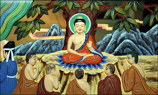 <금강경>은 <금강경>은 반야심경과 더불어 불자들에게 가장 널리 독송되고 있는 불경으로 부처님과 수보리가 나눈 대화내용으로 구성되어 있습니다. 
