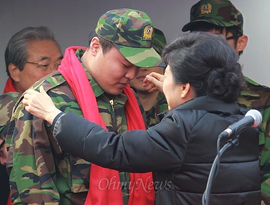 박근혜 새누리당 대선후보가 13일 오전 경기도 의정부 의정부동 이성계 동상 앞 유세에서 군복을 입은 예비군 병장들에게 빨간 목도리를 선물하고 있다.