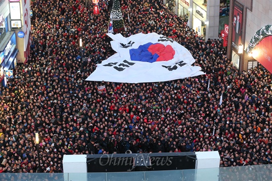박근혜 새누리당 대선후보가 지난 12일 오후 대구 동성로 대구백화점앞에서 유세를 벌이는 가운데, 지지자들 머리위로 대형 태극기가 펼쳐지고 있다.