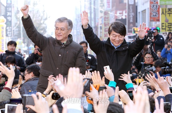 문재인 민주통합당 대선후보와 안철수 전 후보가 13일 오후 대전 으능정이 문화거리에서 공동유세를 펼치며 환호하는 시민들에게 인사하고 있다.