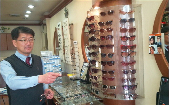 울산 중구 병영에서 광명당안경점을 운영하는 김민호씨가 안경을 가리키며 "대형마트 때문에 매출이 줄었다"고 호소하고 있다. 