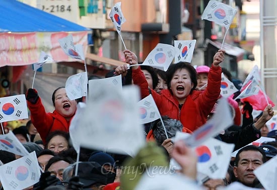 13일 오후 강원도 원주 중앙동 문화의 거리에서 열린 박근혜 새누리당 대선후보 유세에서 지지자들이 박 후보의 연설을 경청하며 환호하고 있다.