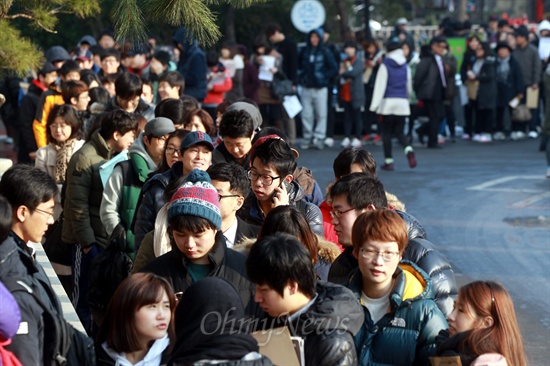 제18대 대통령선거 부재자투표 첫날인 지난 13일 오후 서울 동작구청 지하1층에 부재자투표소가 설치된 가운데, 대부분 20~30대인 젊은 유권자들이 구청 정문밖에까지 길게 줄을 서서 투표를 기다리고 있다.