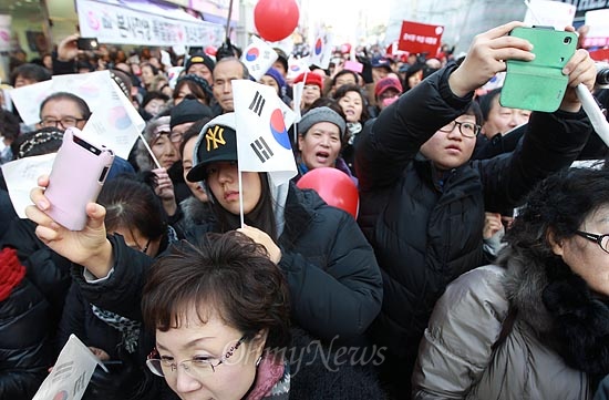 13일 오후 강원도 원주 중앙동 문화의 거리에서 열린 박근혜 새누리당 대선후보 유세에서 학생들이 휴대폰을 꺼내 박 후보의 연설을 촬영하고 있다. 