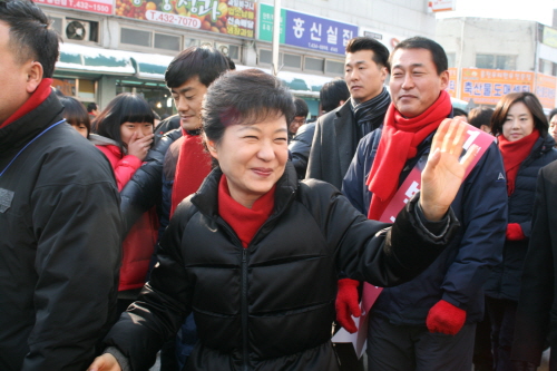 박근혜 후보가 연단으로 들어서고 있다.