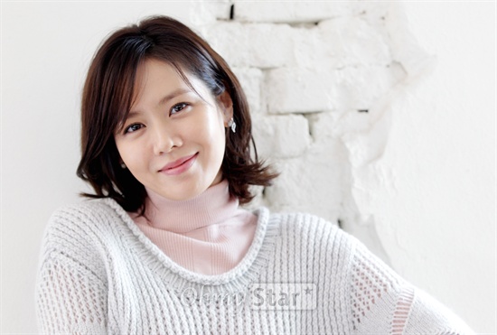  영화<타워>에서 푸드몰 매니저 서윤희 역의 배우 손예진이 10일 오후 서울 팔판동의 한 카페에서 인터뷰에 앞서 미소를 짓고 있다.