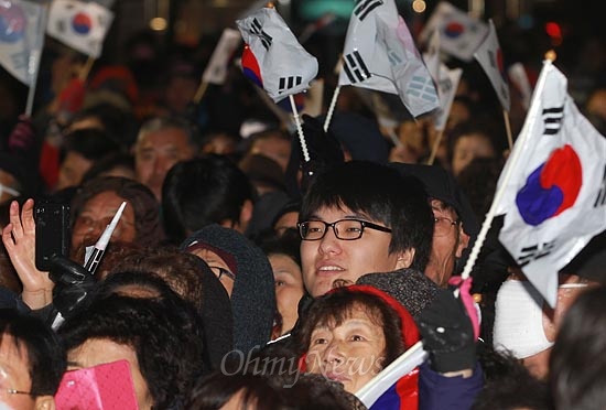 13일 오후 충북 충주 칠금동 롯데마트 앞에서 열린 박근혜 새누리당 대선후보 유세에서 유권자와 지지자들이 박 후보의 연설을 지켜보고 있다.