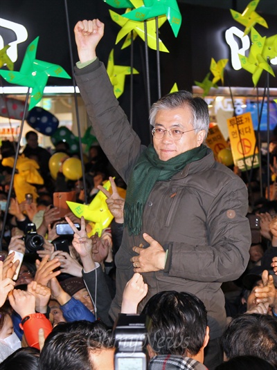 문재인 민주통합당 대선후보가 13일 저녁 광주 금남로 구도청 앞에서 열린 집중유세에서 환호하는 시민들에게 대선승리를 다짐하고 있다.