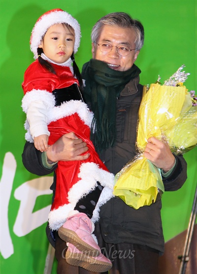 문재인 민주통합당 대선후보가 13일 저녁 광주 금남로 구도청 앞에서 열린 집중유세에서 꽃을 선물한 산타 소녀를 안아주고 있다.