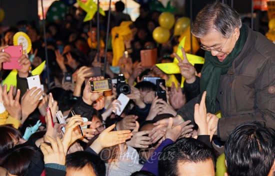 문재인 민주통합당 대선후보가 13일 저녁 광주 금남로 구도청 앞에서 열린 집중유세에서 환호하는 시민들의 손을 잡아주고 있다.