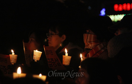 대전지역 공립유치원 학부모 및 대전지역 시민사회단체 회원 200여명이 13일 밤 대전시의회 앞에서 삭감된 공립유치원 증설 예산의 원상복구를 촉구하는 촛불집회를 하고 있다.