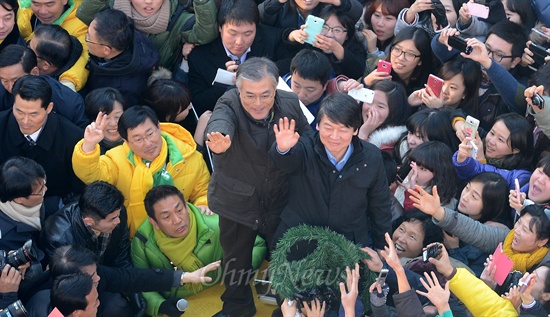 문재인 민주통합당 대선후보와 안철수 전 후보가 2012년 12월 13일 오후 대전 으능정이 문화거리에서 합동유세 '아름다운 동행'을 함께하고 있다.