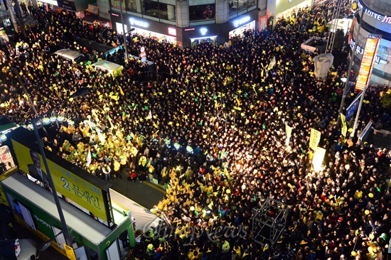 민주통합당 문재인 대선후보가 13일 광주 금남로 앞에서 열린 집중유세에서 연설을 하고있다.
