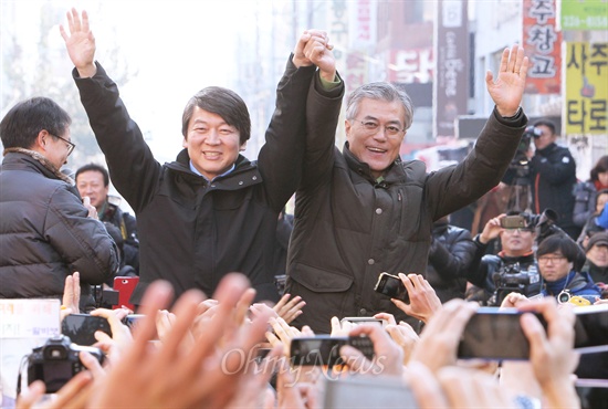 문재인 민주통합당 대선후보와 안철수 전 후보가 2012년 12월 13일 오후 대전 으능정이 문화거리에서 '아름다운 동행' 합동유세를 펼치고 있다.