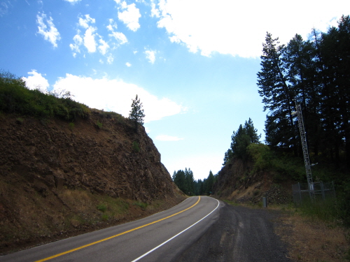 어거지로 뚫어놓은 듯한 도로. 원래는 이어져 있었을 언덕이 가운데가 사라진 채 양 옆으로 쭉 뻗어 있다.