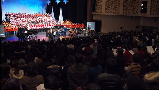 인천시립합창단과 8개동 시민합창단이 연합공연을 펼치고 있다.