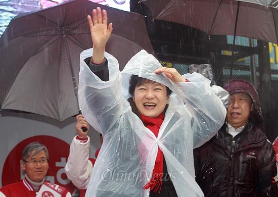 박근혜 새누리당 대선후보가 14일 오전 경남 진주 장대동 중앙시장 유세에서 유권자와 지지자들에게 손을 흔들며 인사하고 있다.