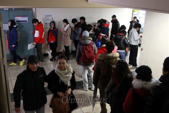 제18대 대통령선거 부재자투표 마지막날인 14일 오후 겨울비가 내리는 궂은 날씨에도 불구하고 서울 동작구청 지하 1층에 마련된 투표소앞에 20~30대 젊은이들이 투표를 하기 위해 길게 줄을 서 있다.