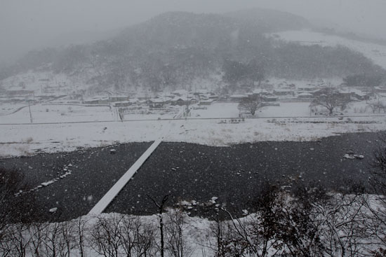 눈은 펑펑 내리고 마을은 인적 끊겨 고요하기만 하다.