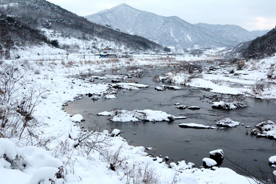 회문산과 진뫼마을 멀리 이태씨가 쓴 소설 <남부군>의 전반부 무대였던 회문산이 보이고, 강물 돌아 흐르는 곳 위에 고향 진뫼마을이 보인다.