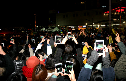 문재인 민주통합당 대통령 후보가 11일 오후 7시께 부평역 광장에 나타나자 20~40대 젊은이들이 스마트폰으로 사진을 찍기 시작했다. <부평신문 자료사진> 