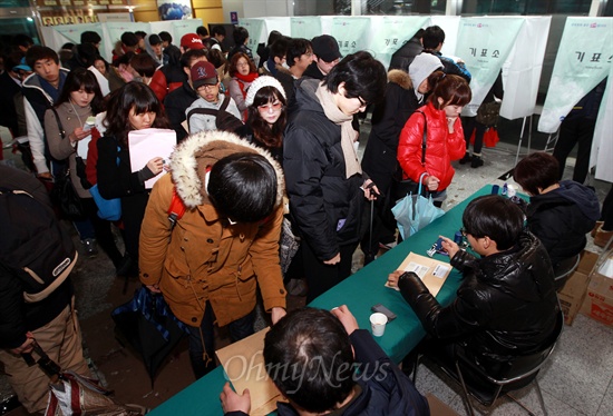 제18대 대통령선거 부재자투표 마지막 날인 14일 오후 서울 관악구의회에 설치된 투표소에서 대부분이 서울대생과 고시생들인 유권자들이 투표를 하고 있다.