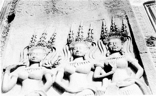 캄보디아 앙코르 유적지에 있는 무희들의 조각상. 고대 캄보디아 여성들은 이렇게 화려하고 관능적인 아름다움이 있었다.