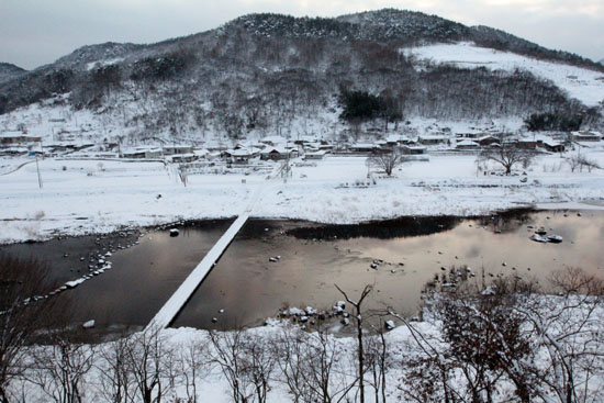 눈 그친 마을은 강과 산이 어울려 한 폭의 그림을 그려놓았다.